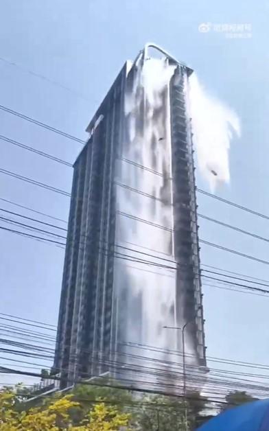 Momentul în care un zgârie nori din Bangkok se prăbușește după cutremurul de 7,7. Piscinele de pe hoteluri s-au revărsat în stradă 960851