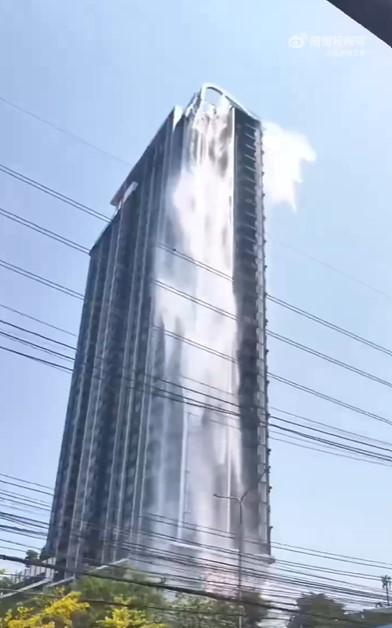 Momentul în care un zgârie nori din Bangkok se prăbușește după cutremurul de 7,7. Piscinele de pe hoteluri s-au revărsat în stradă 960852