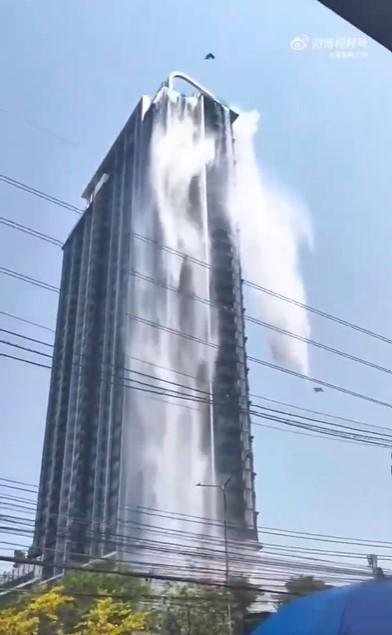 Momentul în care un zgârie nori din Bangkok se prăbușește după cutremurul de 7,7. Piscinele de pe hoteluri s-au revărsat în stradă 960853