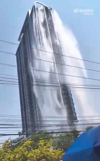 Momentul în care un zgârie nori din Bangkok se prăbușește după cutremurul de 7,7. Piscinele de pe hoteluri s-au revărsat în stradă 960854