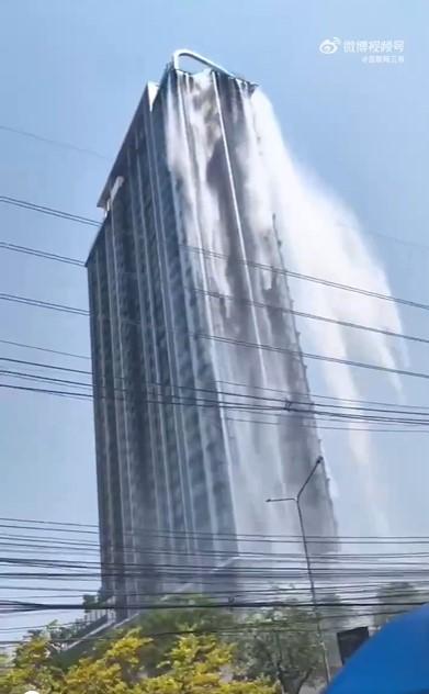 Momentul în care un zgârie nori din Bangkok se prăbușește după cutremurul de 7,7. Piscinele de pe hoteluri s-au revărsat în stradă 960855