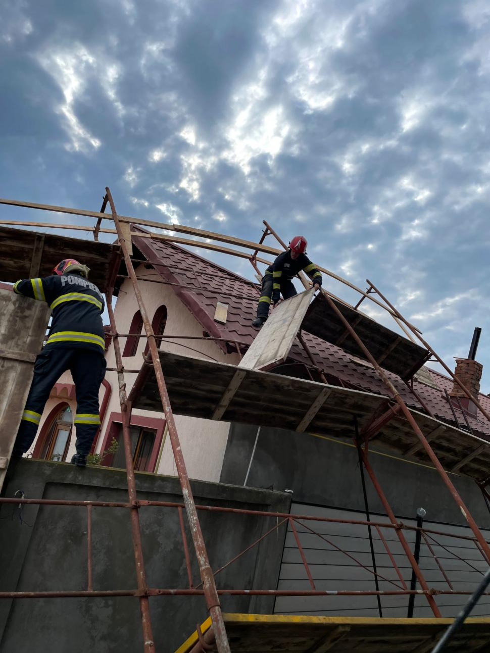 Vântul puternic a doborât mai mulți copaci, a smuls bucăți din acoperișurile blocurilor și a avariat zeci de mașini 961064