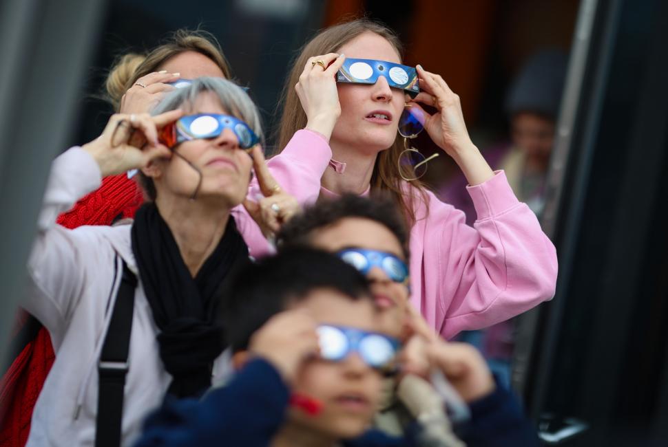 Imagini spectaculoase cu eclipsa parțială de soare. Cum s-a văzut din mai multe țări de pe glob 961253