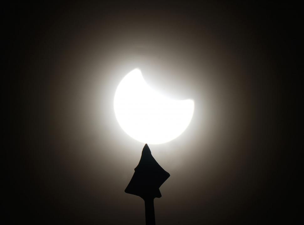 Imagini spectaculoase cu eclipsa parțială de soare. Cum s-a văzut din mai multe țări de pe glob 961255