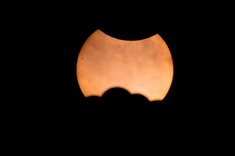 Imagini spectaculoase cu eclipsa parțială de soare. Cum s-a văzut din mai multe țări de pe glob 961259