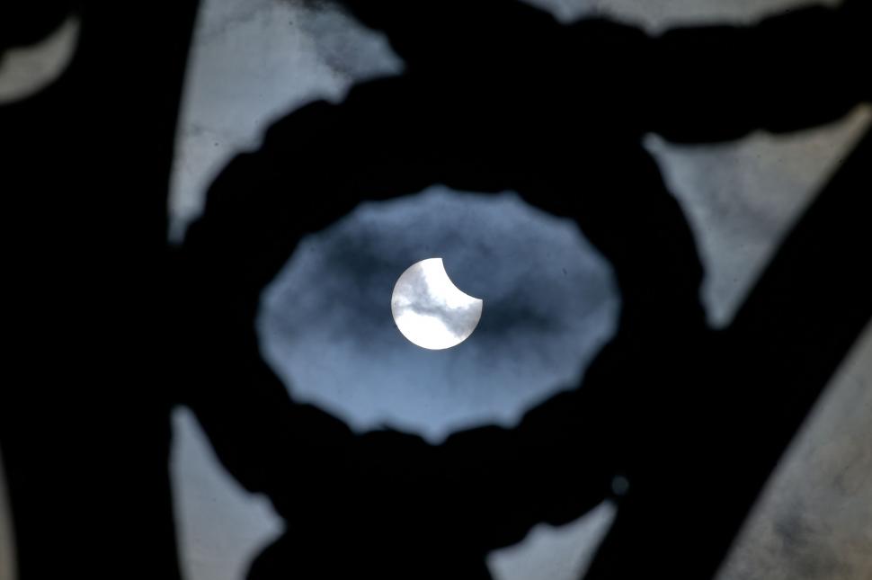 Imagini spectaculoase cu eclipsa parțială de soare. Cum s-a văzut din mai multe țări de pe glob 961260