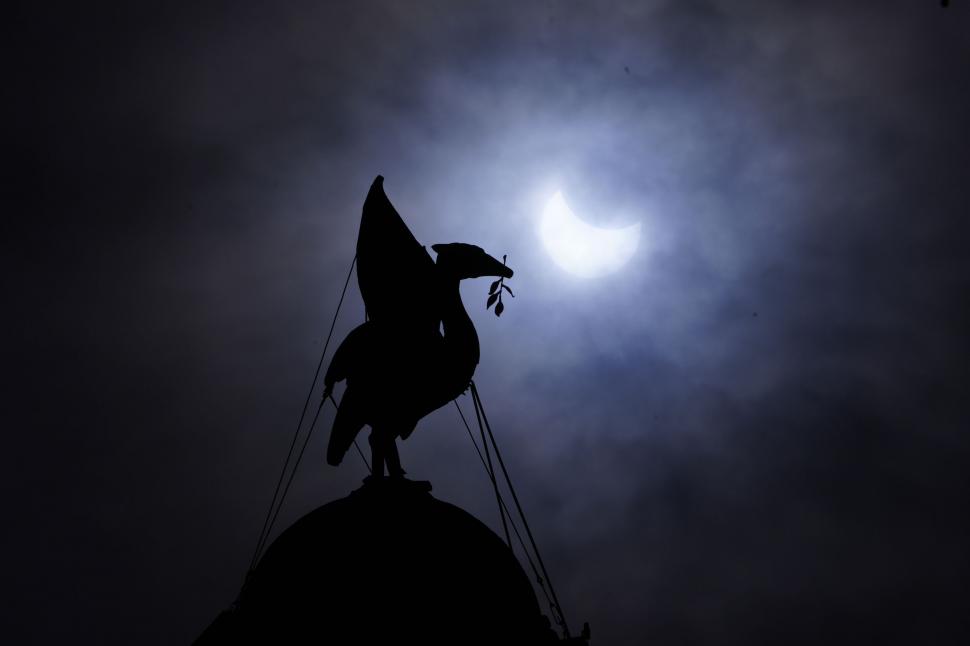 Imagini spectaculoase cu eclipsa parțială de soare. Cum s-a văzut din mai multe țări de pe glob 961261