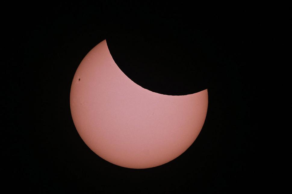 Imagini spectaculoase cu eclipsa parțială de soare. Cum s-a văzut din mai multe țări de pe glob 961262