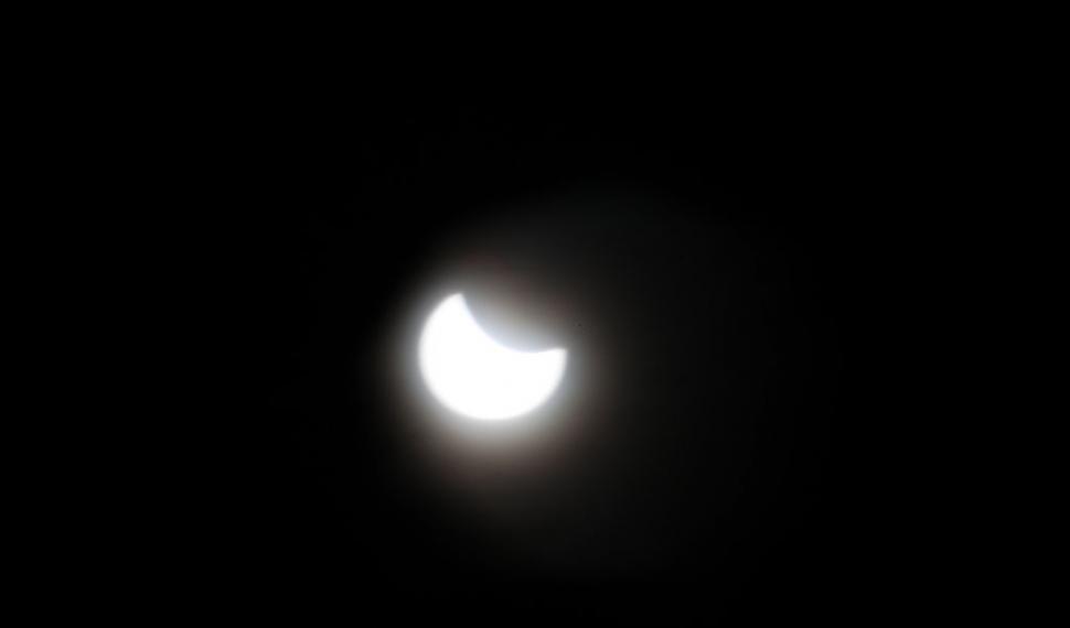 Imagini spectaculoase cu eclipsa parțială de soare. Cum s-a văzut din mai multe țări de pe glob 961266
