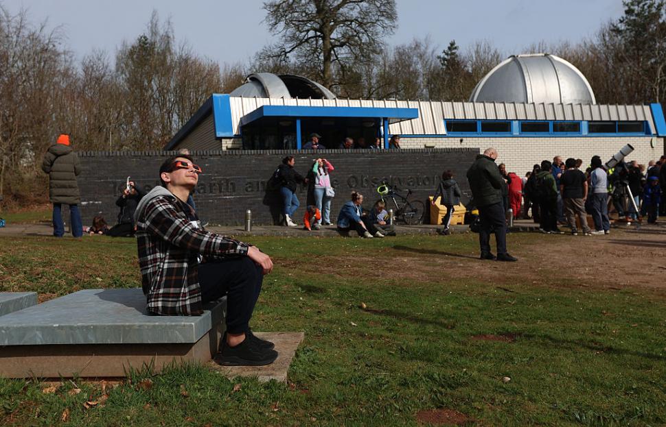 Imagini spectaculoase cu eclipsa parțială de soare. Cum s-a văzut din mai multe țări de pe glob 961267