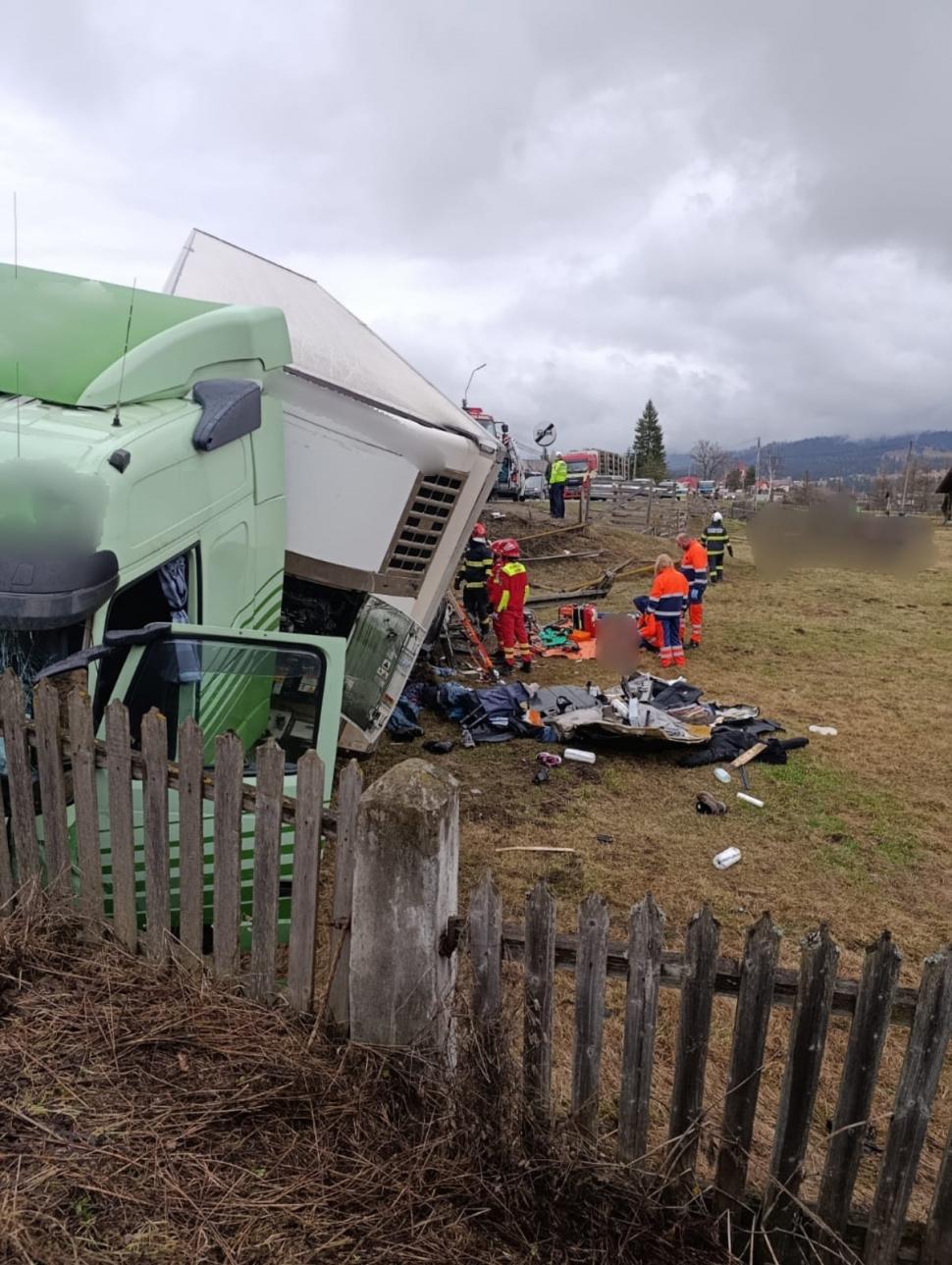 Accident grav în Suceava. Un bărbat a murit după ce mașina în care se afla s-a izbit de un TIR 961467