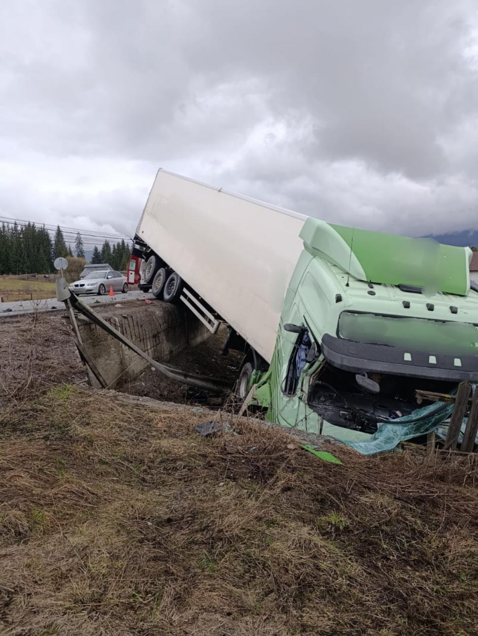 Accident grav în Suceava. Un bărbat a murit după ce mașina în care se afla s-a izbit de un TIR 961471