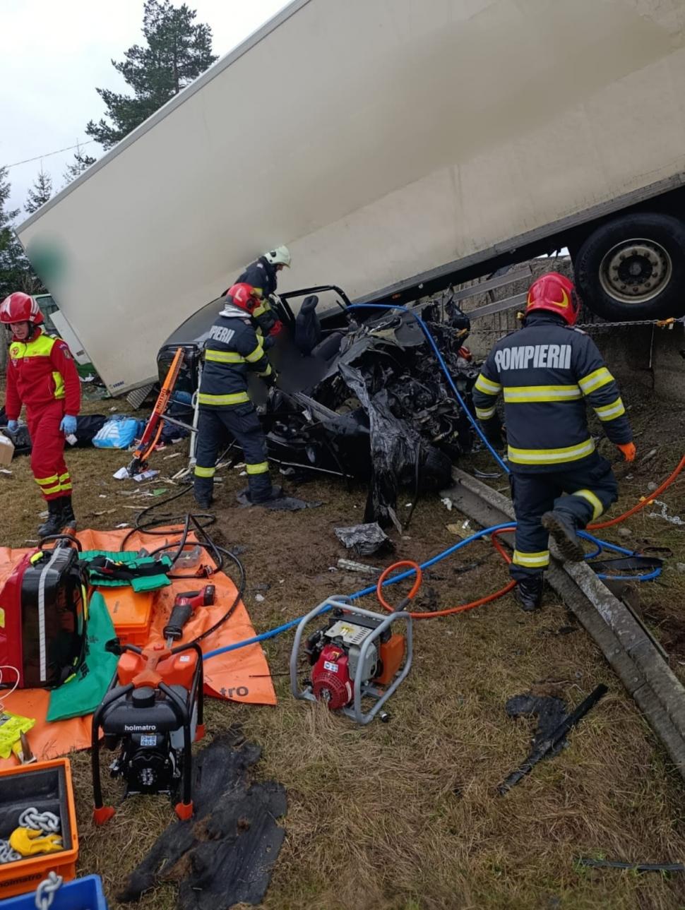Accident grav în Suceava. Un bărbat a murit după ce mașina în care se afla s-a izbit de un TIR 961473