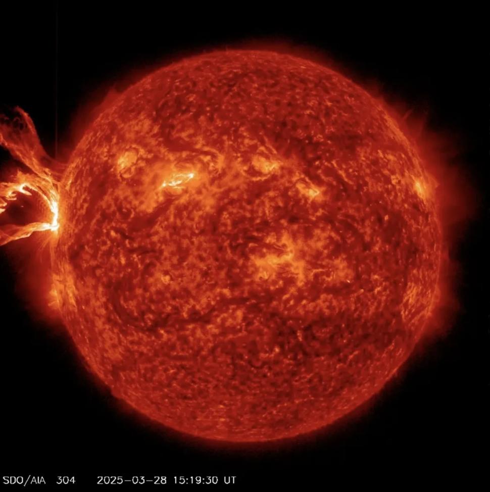 Explozie solară masivă de clasă X, filmată exact când erupe de pe suprafața Soarelui. A declanșat întreruperi radio pe 2 continente 961601