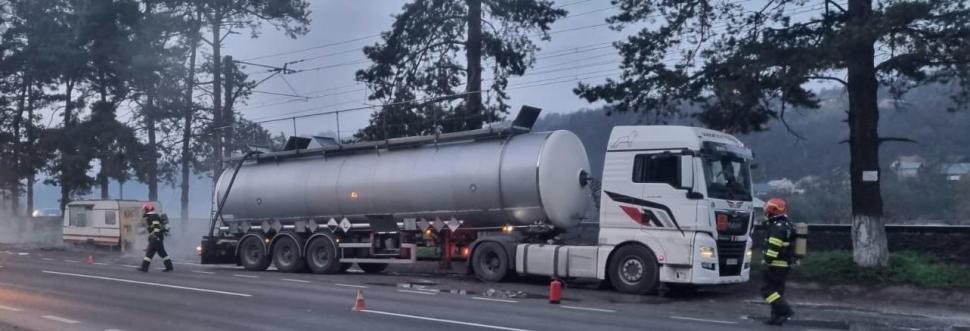 Alertă extremă de incident chimic pe DN1. Au fost scurgeri de acid sulfuric dintr-o cisternă. Imagini din dronă de la intervenția ISU 961357