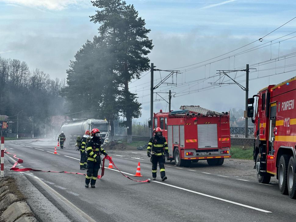 Alertă extremă de incident chimic pe DN1. Au fost scurgeri de acid sulfuric dintr-o cisternă. Imagini din dronă de la intervenția ISU 961373