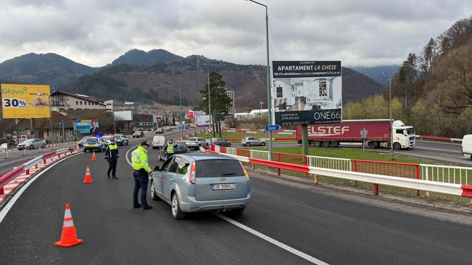 Alertă extremă de incident chimic pe DN1. Au fost scurgeri de acid sulfuric dintr-o cisternă. Imagini din dronă de la intervenția ISU 961374