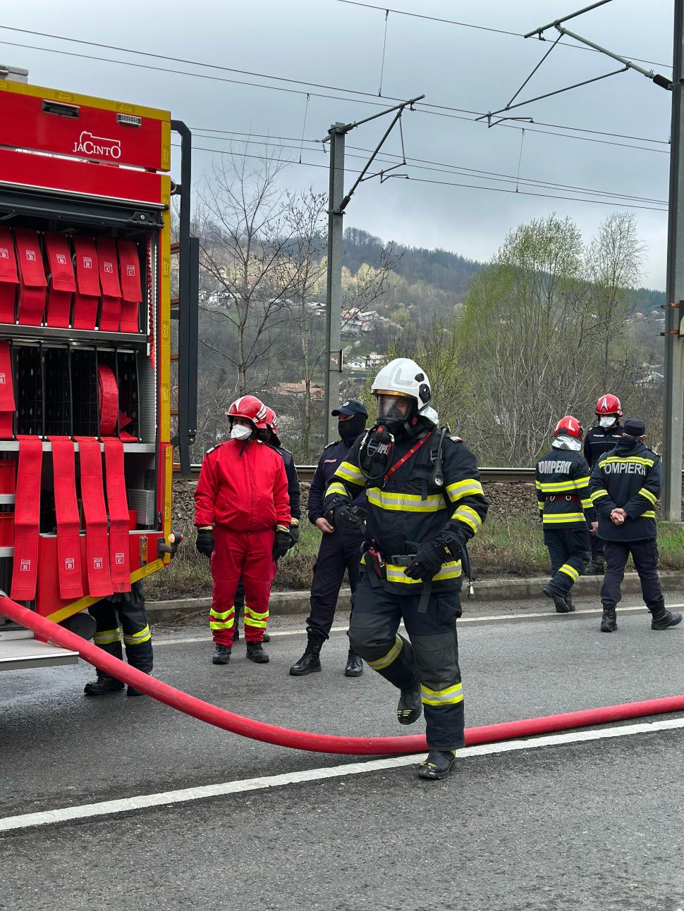 Alertă extremă de incident chimic pe DN1. Au fost scurgeri de acid sulfuric dintr-o cisternă. Imagini din dronă de la intervenția ISU 961389