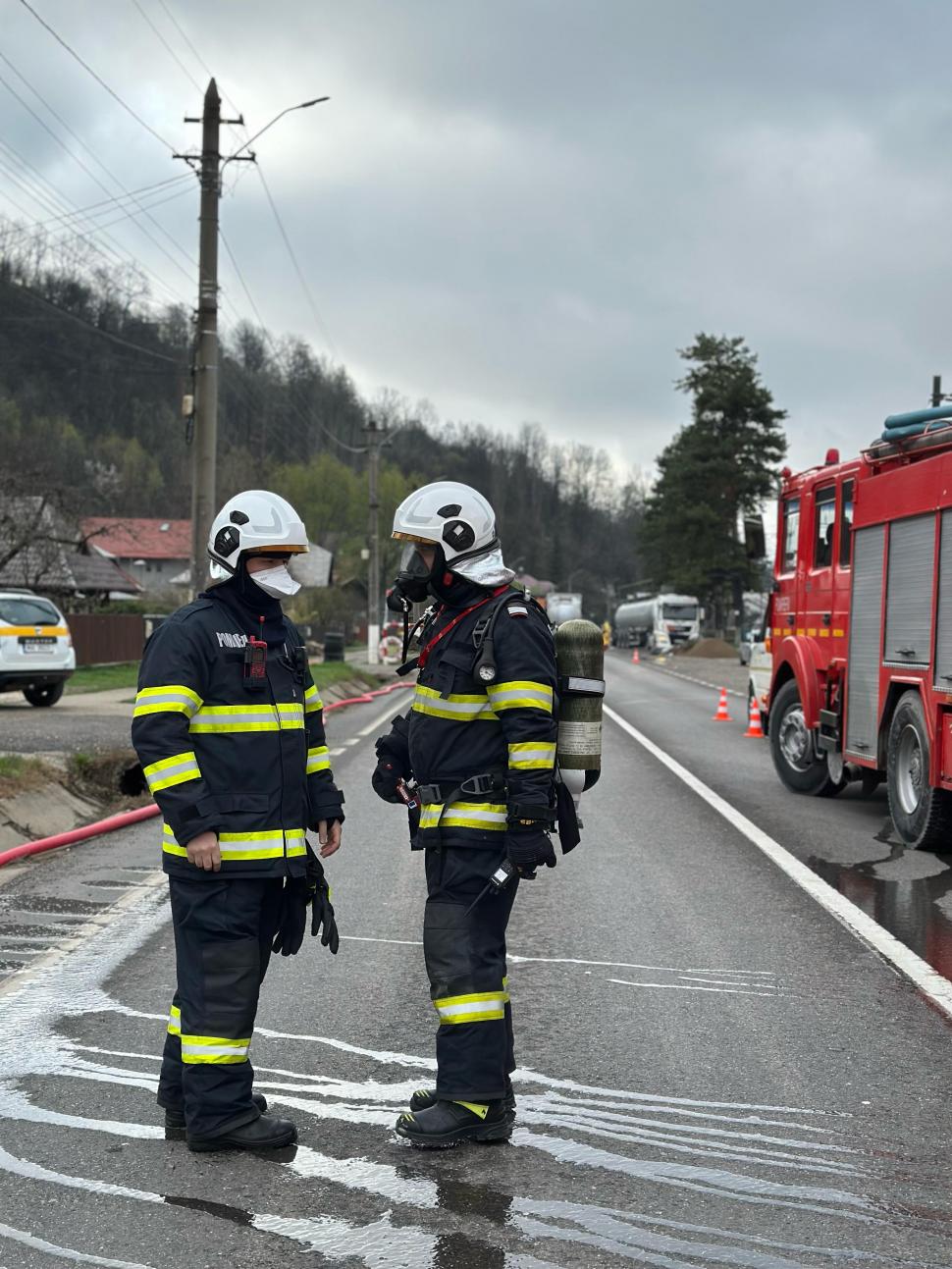 Alertă extremă de incident chimic pe DN1. Au fost scurgeri de acid sulfuric dintr-o cisternă. Imagini din dronă de la intervenția ISU 961392