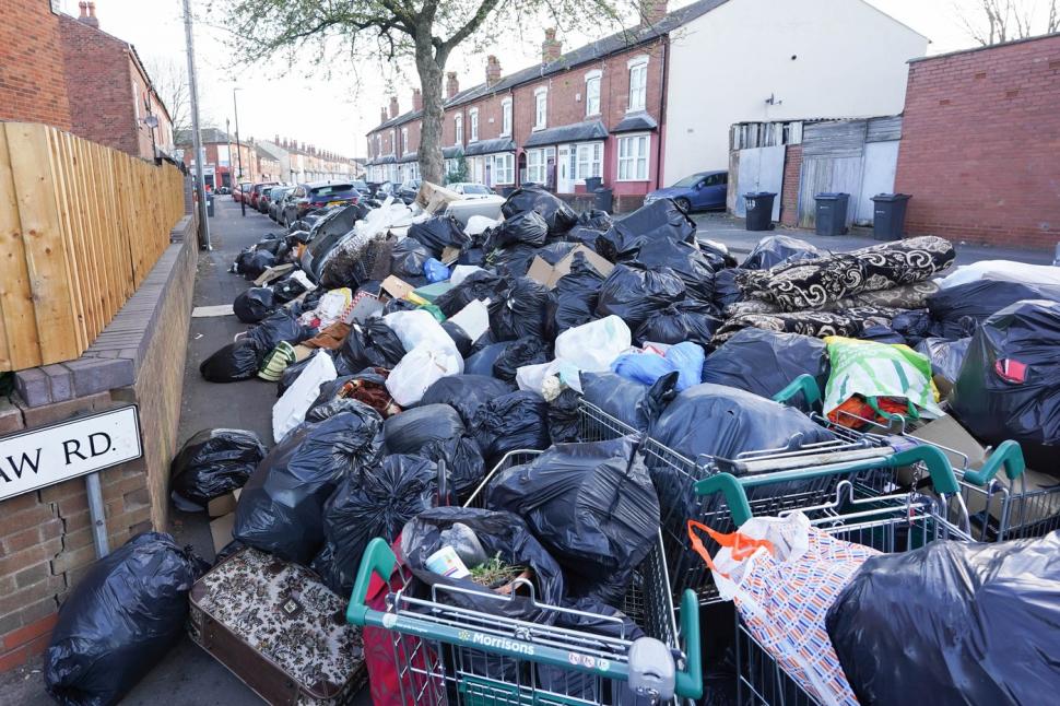 Al doilea cel mai mare oraș din Marea Britanie dispare sub munți de gunoaie. Imagini șocante din Birmingham  961910