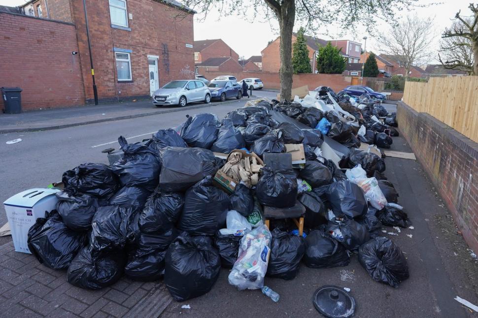 Al doilea cel mai mare oraș din Marea Britanie dispare sub munți de gunoaie. Imagini șocante din Birmingham  961911