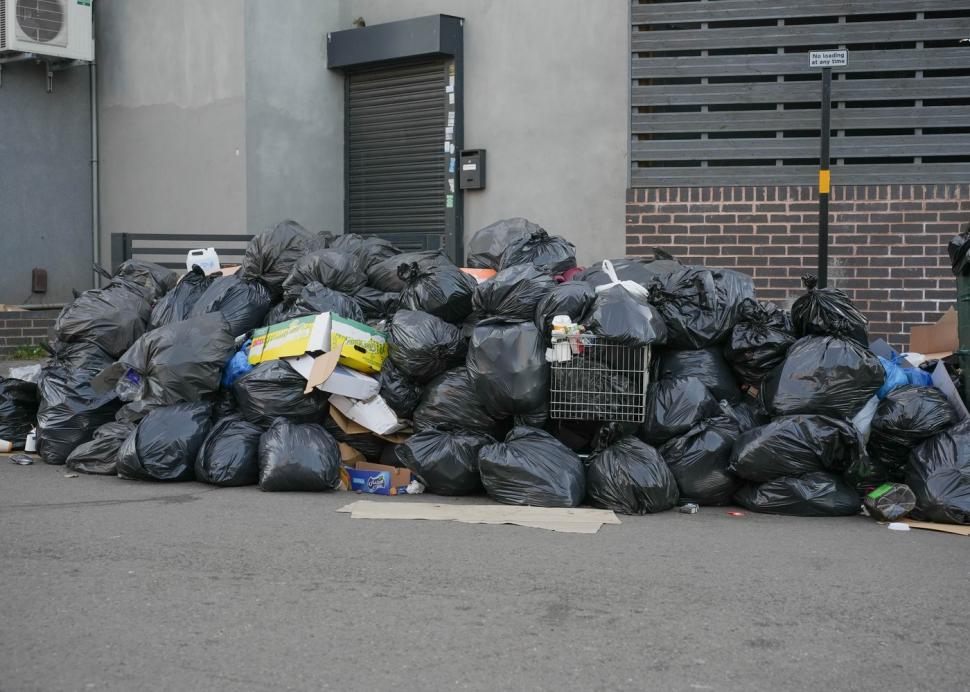 Al doilea cel mai mare oraș din Marea Britanie dispare sub munți de gunoaie. Imagini șocante din Birmingham  961917