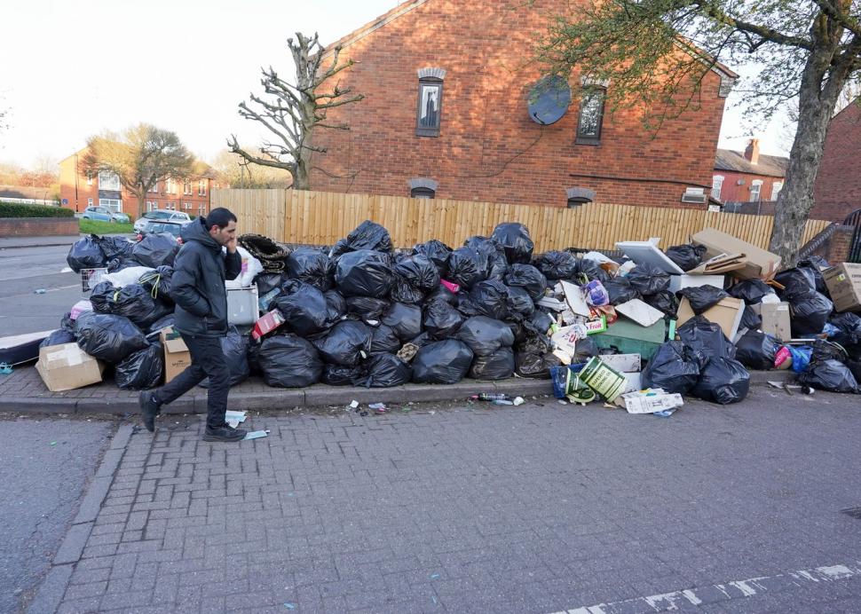 Al doilea cel mai mare oraș din Marea Britanie dispare sub munți de gunoaie. Imagini șocante din Birmingham  961918