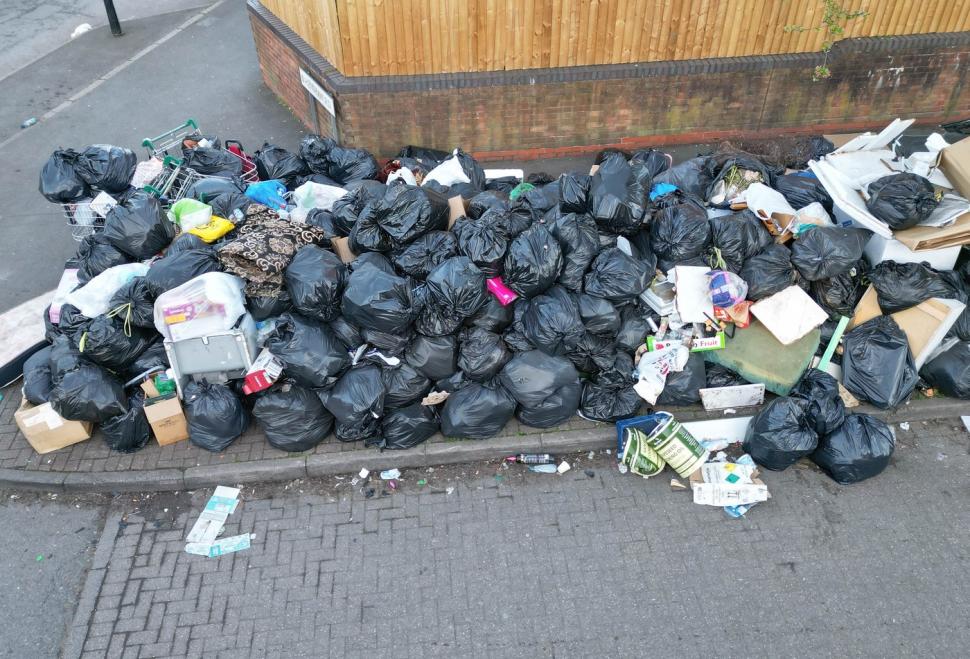 Al doilea cel mai mare oraș din Marea Britanie dispare sub munți de gunoaie. Imagini șocante din Birmingham  961919