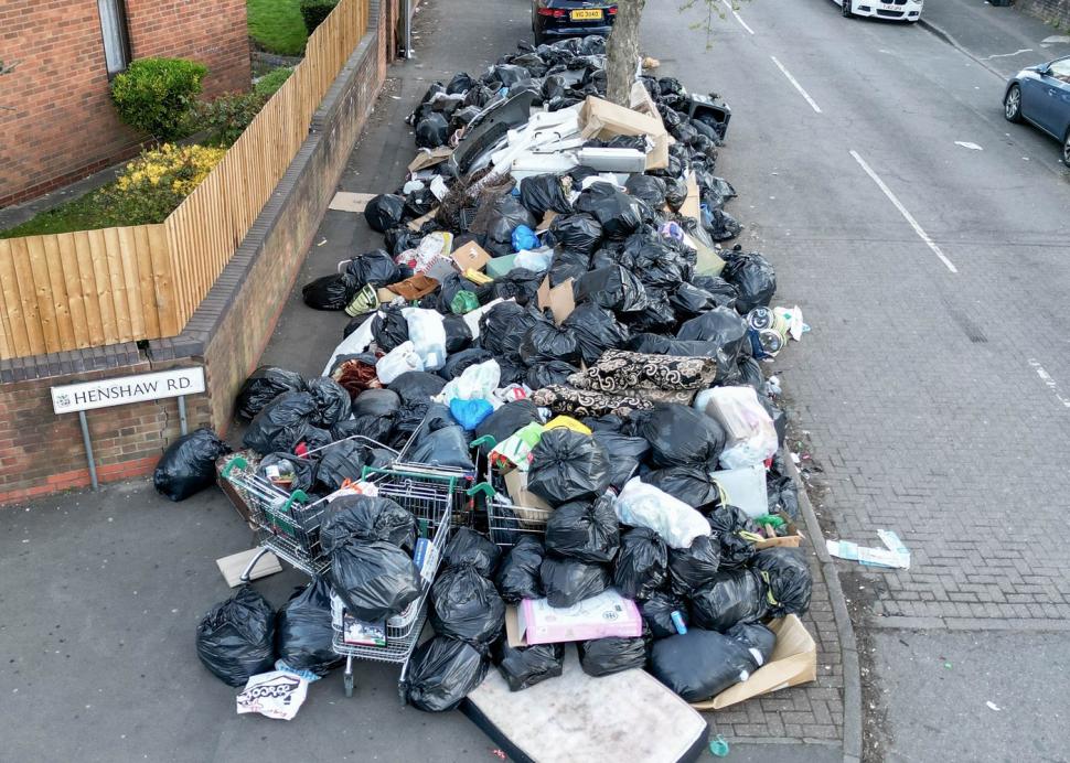 Al doilea cel mai mare oraș din Marea Britanie dispare sub munți de gunoaie. Imagini șocante din Birmingham  961920