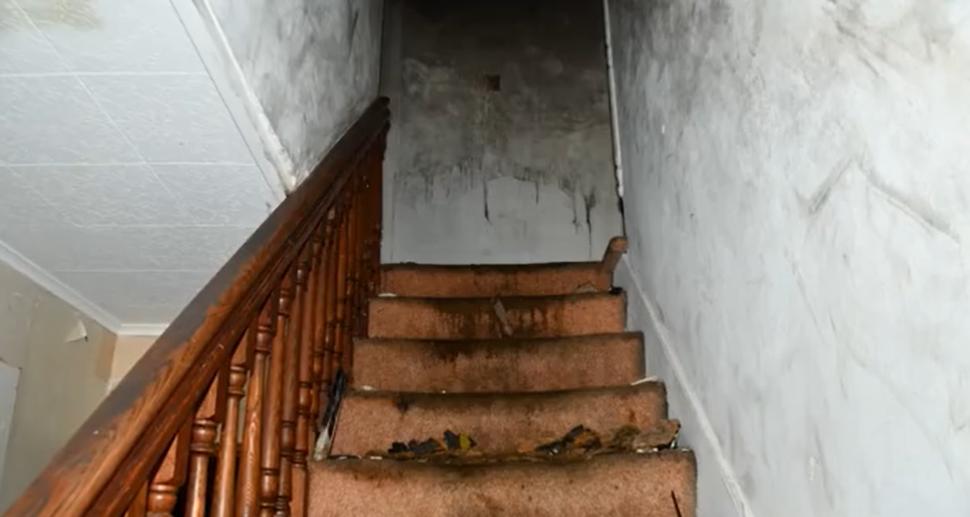 Imagini cutremurătoare din casa în care o femeie și-a ținut captiv fiul vitreg timp de 20 de ani. Bărbatul are doar 32 kg la 32 de ani 961821