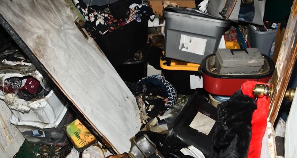 Imagini cutremurătoare din casa în care o femeie și-a ținut captiv fiul vitreg timp de 20 de ani. Bărbatul are doar 32 kg la 32 de ani 961823