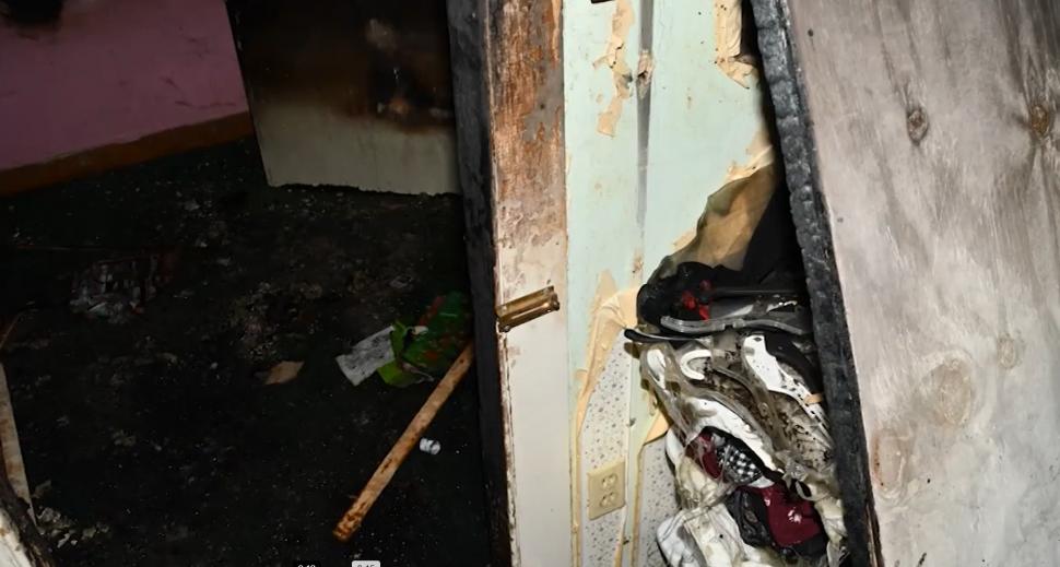 Imagini cutremurătoare din casa în care o femeie și-a ținut captiv fiul vitreg timp de 20 de ani. Bărbatul are doar 32 kg la 32 de ani 961824