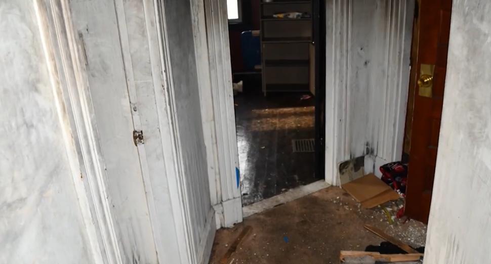 Imagini cutremurătoare din casa în care o femeie și-a ținut captiv fiul vitreg timp de 20 de ani. Bărbatul are doar 32 kg la 32 de ani 961827