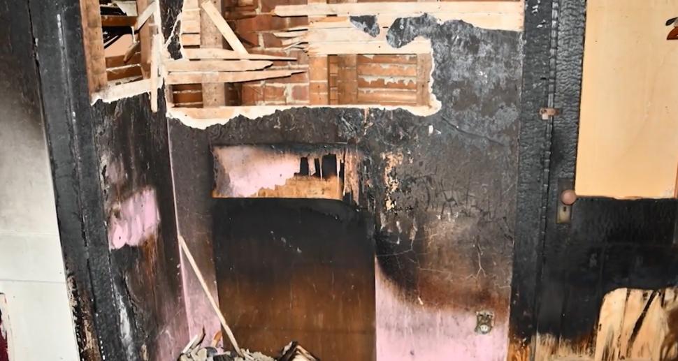 Imagini cutremurătoare din casa în care o femeie și-a ținut captiv fiul vitreg timp de 20 de ani. Bărbatul are doar 32 kg la 32 de ani 961828