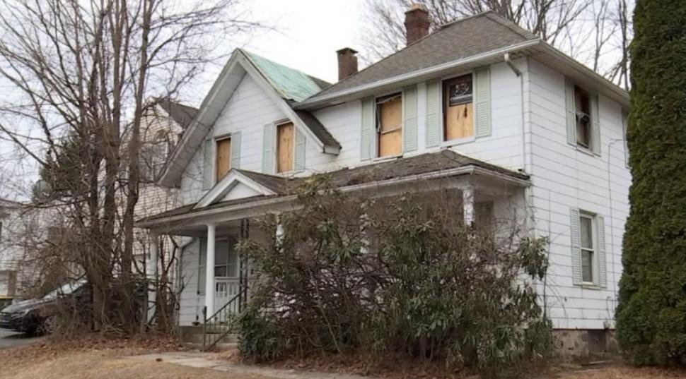 Imagini cutremurătoare din casa în care o femeie și-a ținut captiv fiul vitreg timp de 20 de ani. Bărbatul are doar 32 kg la 32 de ani 961829