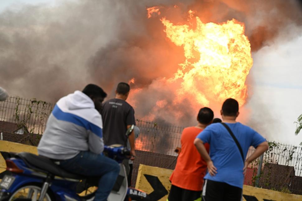 Imagini virale cu o minge de foc uriașă, după ce o conductă de gaze a explodat lângă Kuala Lumpur. „Am simțit cum tremură toată casa” 961819