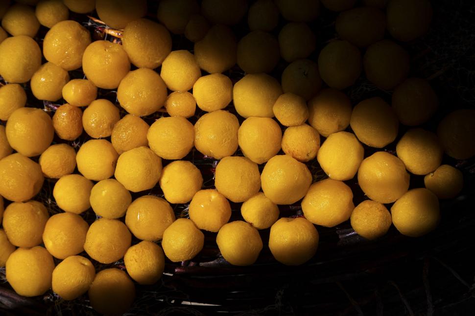 Orașul în care acoperișurile caselor devin portocalii, o dată pe an: Imagini cu milioanele de „bile” colorate care acoperă terasele 961986