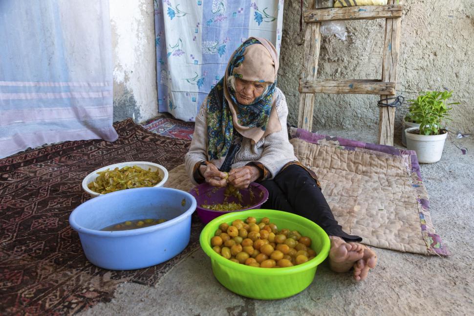 Orașul în care acoperișurile caselor devin portocalii, o dată pe an: Imagini cu milioanele de „bile” colorate care acoperă terasele 961990