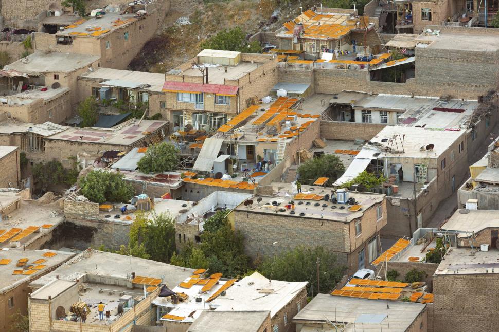 Orașul în care acoperișurile caselor devin portocalii, o dată pe an: Imagini cu milioanele de „bile” colorate care acoperă terasele 961991