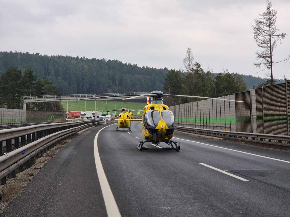 În Austria, pompierii au nevoie de consiliere psihologică în urma unui accident cumplit: S-au târât pe cadavre ca să ajungă la răniți 962327