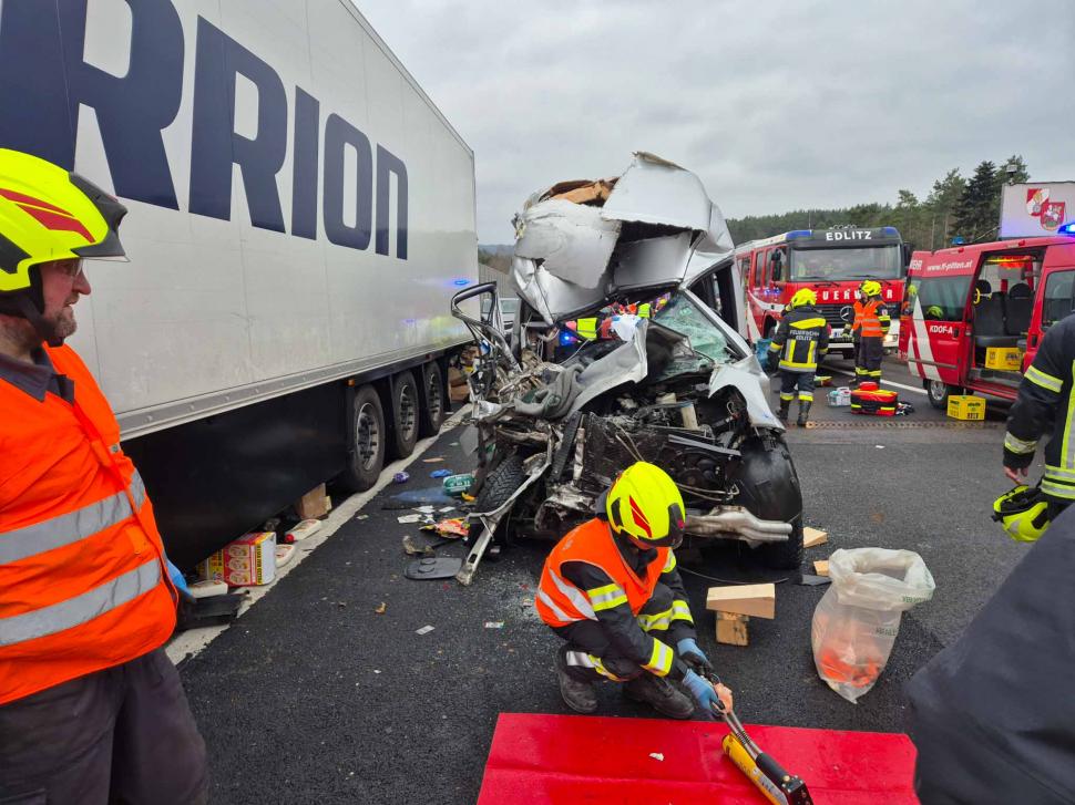 În Austria, pompierii au nevoie de consiliere psihologică în urma unui accident cumplit: S-au târât pe cadavre ca să ajungă la răniți 962328