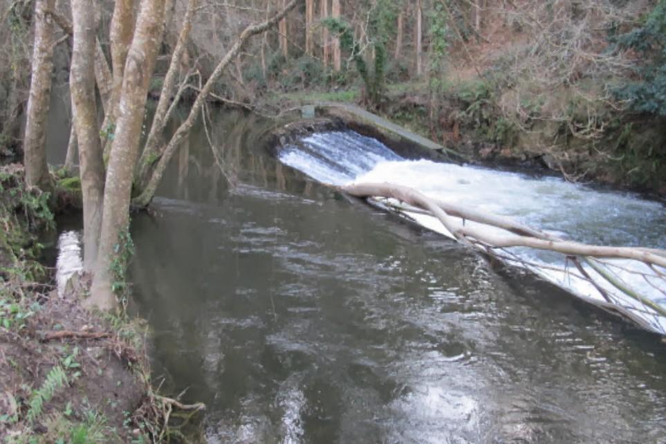 Un sat spaniol pitoresc, dar abandonat, se vinde cu 148.000 €. Include, între altele, un râu plin de păstrăvi și somoni 962236