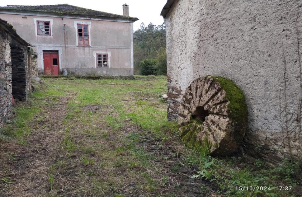 Un sat spaniol pitoresc, dar abandonat, se vinde cu 148.000 €. Include, între altele, un râu plin de păstrăvi și somoni 962239