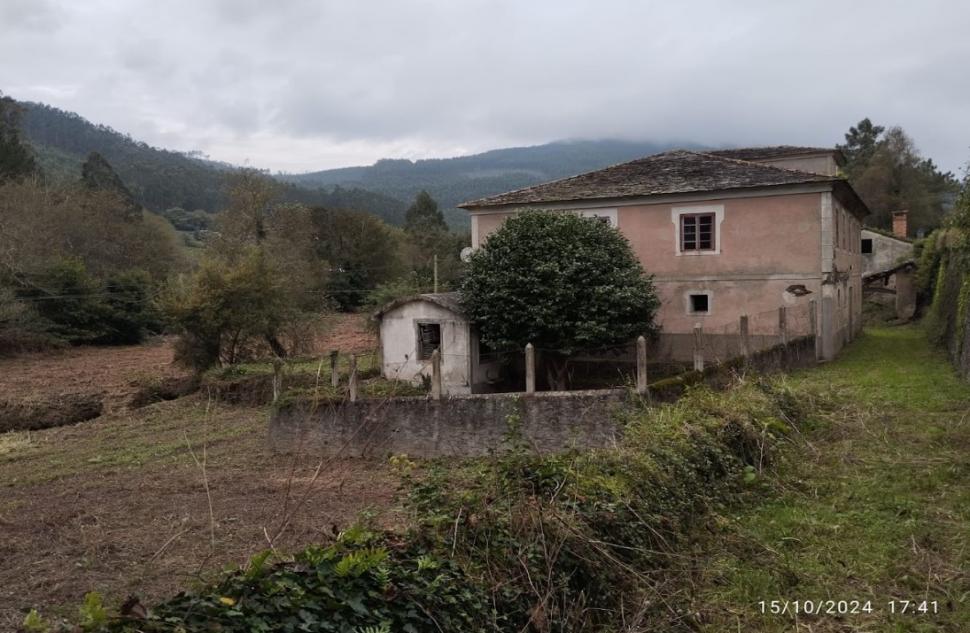 Un sat spaniol pitoresc, dar abandonat, se vinde cu 148.000 €. Include, între altele, un râu plin de păstrăvi și somoni 962240