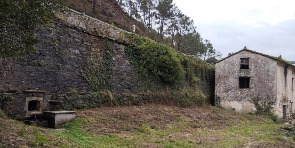 Un sat spaniol pitoresc, dar abandonat, se vinde cu 148.000 €. Include, între altele, un râu plin de păstrăvi și somoni 962250