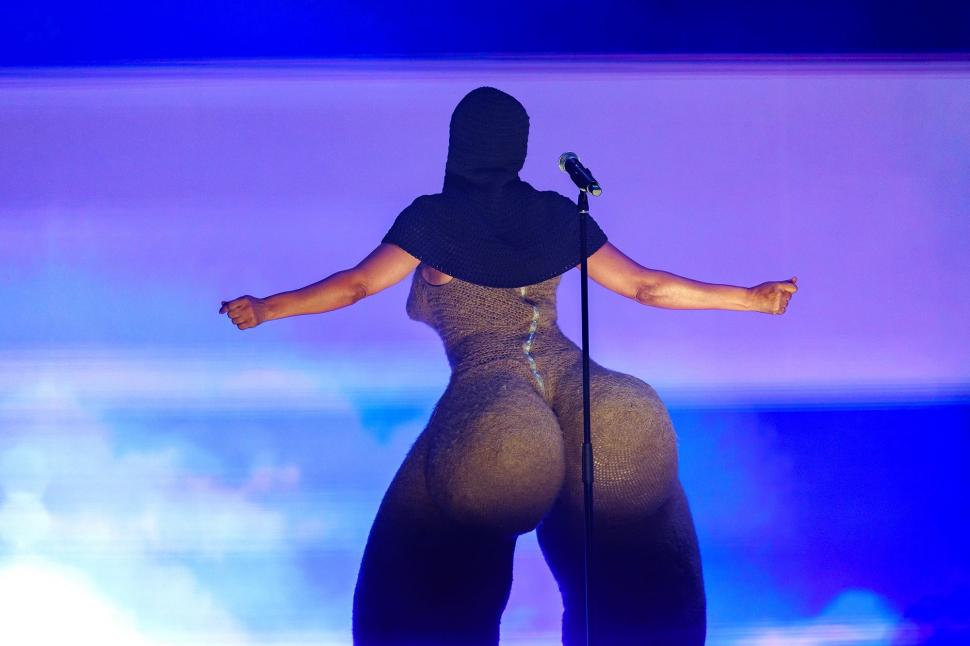 Cântăreața Erykah Badu a șocat cu costumul ei la premiile Billboard. Ținuța are, însă, un mesaj ascuns  962475