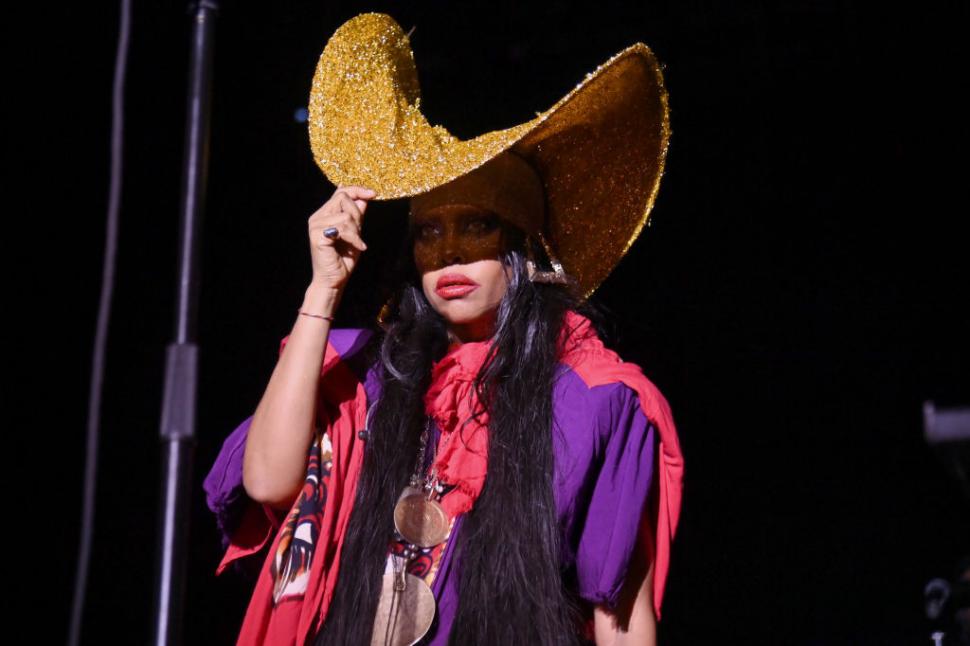 Cântăreața Erykah Badu a șocat cu costumul ei la premiile Billboard. Ținuța are, însă, un mesaj ascuns  962478