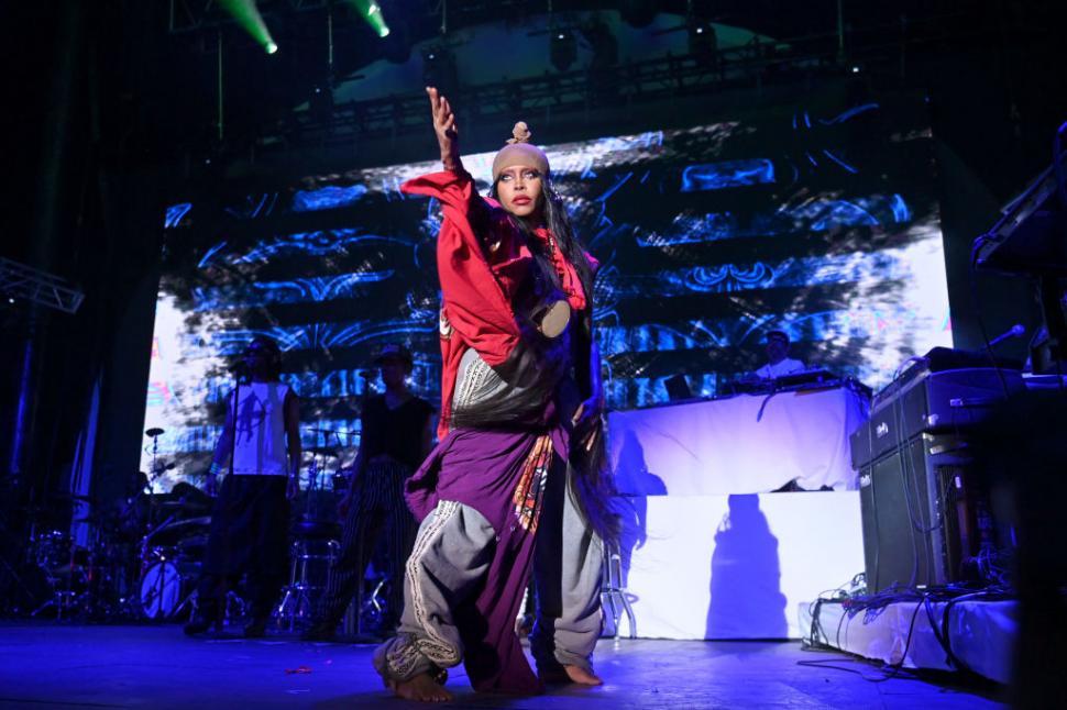 Cântăreața Erykah Badu a șocat cu costumul ei la premiile Billboard. Ținuța are, însă, un mesaj ascuns  962479