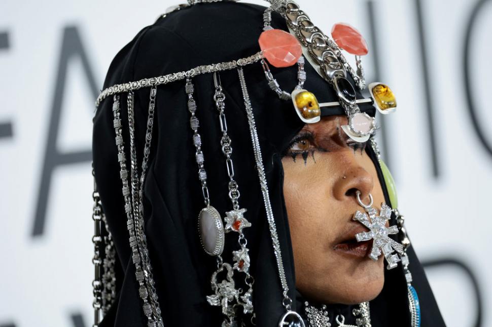 Cântăreața Erykah Badu a șocat cu costumul ei la premiile Billboard. Ținuța are, însă, un mesaj ascuns  962480