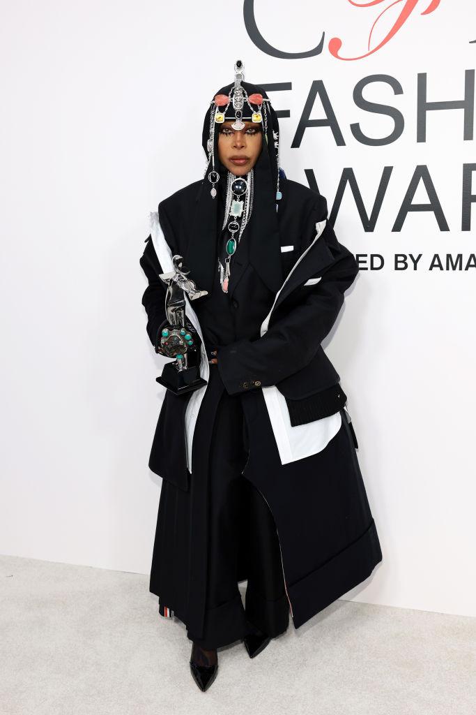 Cântăreața Erykah Badu a șocat cu costumul ei la premiile Billboard. Ținuța are, însă, un mesaj ascuns  962481